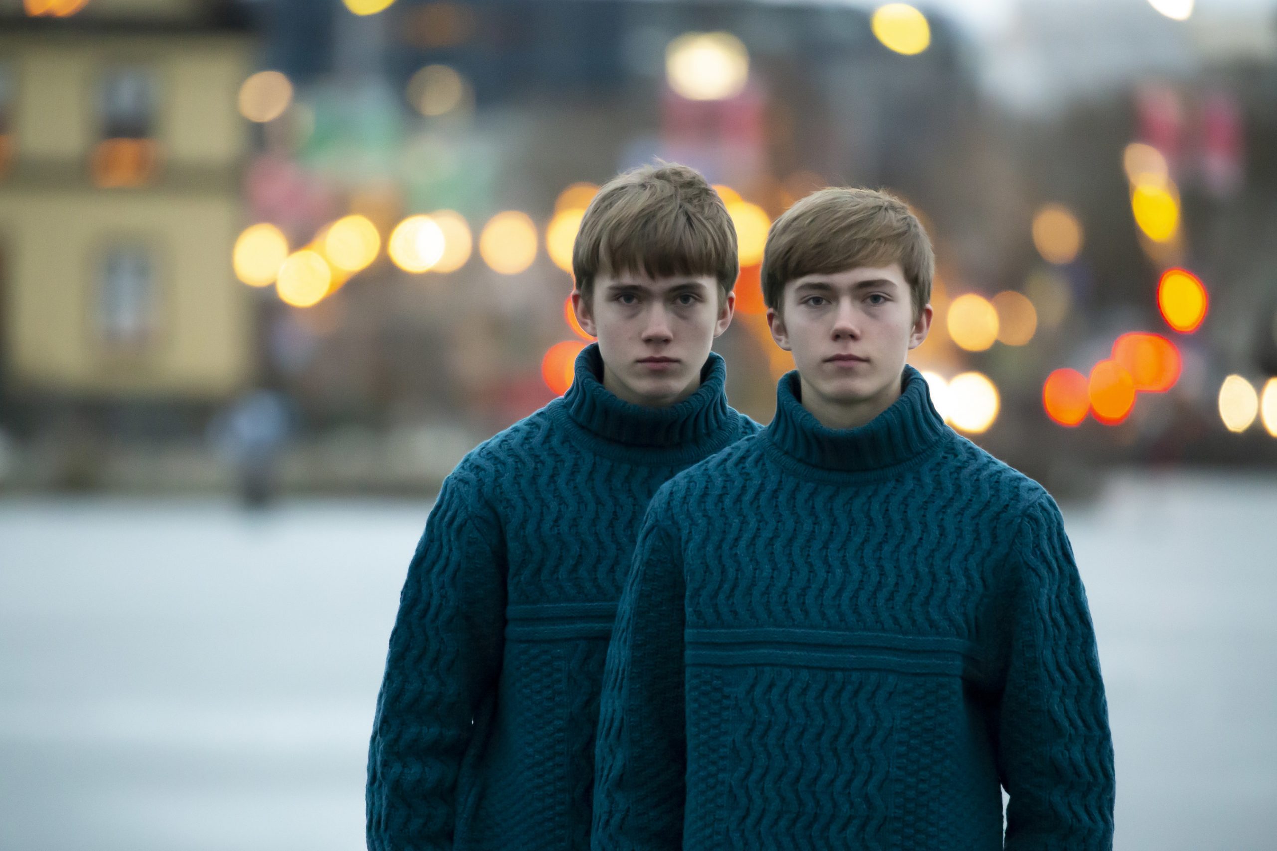 Uncanny Mirror Twins Defy Genetics - gjjhtdy