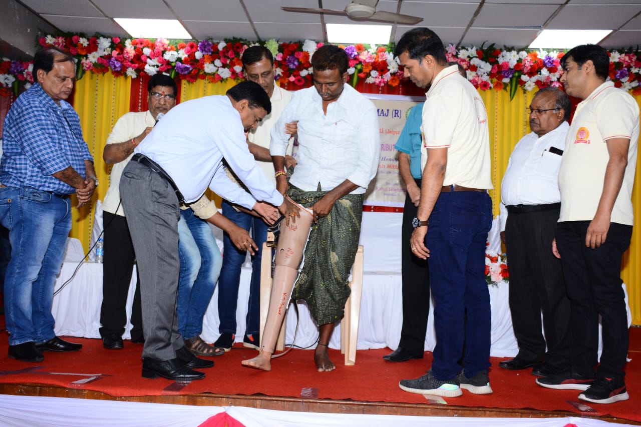 Karnataka Marwari Samaj distributes artificial limbs, calipers